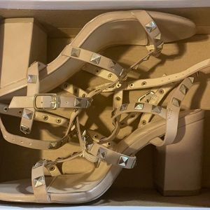 Nude thick heeled Sandals